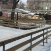 Die Eisbahn steht: Am Freitag beginnt die wintersportliche Veranstaltung am Königsplatz. Die Bahn hat einen Rundbogen, der am Zelt vorbeiführt. 