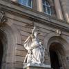 Vor dem Justizgebäude in Ulm steht eine Statur der römischen Göttin Justitia.