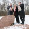 Ortsbesichtigung im Schnee: Frank Raendchen, Leiter des Künstlerateliers im Musischen Zentrum der Universität Ulm, Monika Gschneidner, Kustodin des Botanischen Gartens, und Uni-Pressesprecher Willi Bauer.