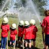 Ferienprogramme gibt es viele: Unser Bild zeigt die Kinder der "freiwilligen Mini-Feuerwehr" in einem Camp in Sachsen.