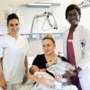 Glückwünsche und ein Stofftier für das Neugeborene überbrachten stellvertretend Krankenschwester Doris Wild sowie Funktionsoberärztin Dr. Laeticia Nwaeburu auf der Wochenbettstation.