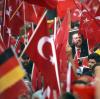 Mehrere Tausend Deutschtürken waren zu einer Pro-Erdogan-Demonstration in Köln zusammengekommen.