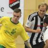 Viele Teams aus dem Landkreis können Futsal durchaus etwas abgewinnen. Im Bild Daniel Löffler vom FC Stätzling gegen zwei Friedberger Spieler.