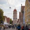 Was gab es da auf dem Altstadtflohmarkt in Nördlingen am Samstag nicht alles zu entdecken: Spielsachen, Kleider, Schuhe, Schmuck, Kunstgegenstände oder Körbe. Gerade am Vormittag war der Flohmarkt sehr gut besucht, die Besucherinnen und Besucher bummelten durch die Straßen. Unser Fotograf Josef Heckl war mit seiner Kamera unterwegs und hat einige Impressionen eingefangen.