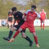 Der SV Wörnitzstein-Berg (mit Julian Schmidbaur, vorne in Rot) fuhr gegen Maihingen drei Punkte ein und steht nun auf dem vierten Platz. Foto: Szilvia Izsó