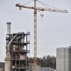 Ein gewaltiger Turmdrehkran steht seit Kurzem auf der Baustelle der Firma Märker in Harburg.