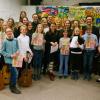 Nach dem Konzert stellten sich die Schülerinnen und Schüler mit den Lehrkräften der Fachschaft Musik und dem Vorsitzenden des Vereins der Freunde des Friedberger Gymnasiums zum Foto.