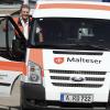 Für die Malteser im Einsatz: Armin Abbt (links) und Hans Ganesch transportieren kranke Menschen durch Augsburg. 