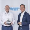 Die Wertinger Firma WDT wurde für ihre Innovationskraft ausgezeichnet, sie zählt nun offiziell zu den Top-100-Unternehmen des gleichnamigen Innovationswettbewerbs. Über die Auszeichnung freuen sich (von links) die WDT-Geschäftsführer Rainer Rieger und Dietmar Werner, Wertingens Bürgermeister Willy Lehmeier und WDT-Geschäftsführer Jochen Rieger.  	