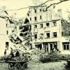 Das Geschäft von Josef Eisele in der Maximilianstraße wurde am 20. April 1945 schwer beschädigt. Am Abgrund, wo ein ganzer Teil des Hauses fehlt, stand der Käfig von Papagei Laura. An der Stelle des Kaufhauses Eisele befindet sich heute Mode Reischmann.  	