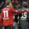 Stefan Kießling (l) tröstet seinen ehemaligen Teamkollegen Rene Adler. Leverkusen fertigte den HSV mit 3:0 ab. 