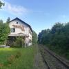 Am Stationsgebäude in Greifenberg hält seit bald 40 Jahren kein Zug mehr. Doch die Errichtung neuer Bahnhaltepunkte auf der Ammerseebahn ist jetzt wieder ein Thema.