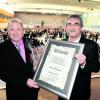 Fischachs Bürgermeister Peter Ziegelmeier (rechts) überreicht Helmut Spengler beim Neujahrsempfang der Marktgemeinde die Bürgermedaille. Foto: Marcus Merk