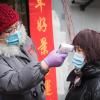Fiebermessung bei einer Passantin in Wuhan: China bekommt das Coronavirus nicht in Griff.