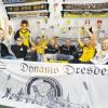 Wenn sie mal nicht ins Stadion fahren können, verfolgen die Kultras-Mitglieder die Spiele von Dynamo Dresden vom Sofa aus. Unser Foto zeigt (von links) Monique Vogt, Peer Borkert, Holger Krey, Torsten Jocksch, Rene Kopschull, Jens Kauzner und Maria Jocksch.  