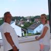 Karl Bühler schaut mit seiner Tochter Carolin Angerer aus dem Fenster von deren neu errichtetem Haus. Die 34-Jährige ist zurück nach Osterbuch gezogen. Sie braucht nicht lange zu ihrer Arbeitsstelle und liebt das Leben auf dem Land, sagt sie. 