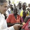 Bundesaußenminister Sigmar Gabriel mit Flüchtlingen im Rhino Refugee Camp Settlement im Südsudan. Der SPD-Politiker vermittelt in dem von Krieg und Elend heimgesuchten Staat.