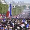 Stundenlang harrten die Menschen auf den Champs-Élysées aus um dann nur einen kurzen Blick auf die Weltmeister werfen zu können.