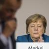 Augen zu und durch? Die indirekte Bewerbung von Friedrich Merz stößt bei Bundeskanzlerin Angela Merkel auf taube Ohren. Eine Kabinettsumbildung sei nicht geplant, heißt es schmallippig aus dem Kanzleramt.  	 	
