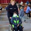 561 Menschen ließen sich bei der Typisierungsaktion in der Günzburger Jahnhalle als potenzielle Stammzellspender registrieren. Der zehnjährige Emin war mit vor Ort – mit Mundschutz und im Rollstuhl. 	