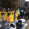 Mehrere hundert Menschen zogen am Freitagnachmittag anlässlich des globalen Klimastreiks durch Augsburg. Die Polizei zählte 800 Teilnehmende, die Veranstalter sprachen von 1050.