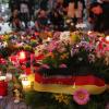 Zwei Tage nach der tödlichen Messerattacke im August 2018: Menschen haben am Tatort in der Chemnitzer Innenstadt Blumen und Kerzen niedergelegt.