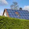 Solarpaneele liegen auf dem Dach eines Einfamilienhauses.