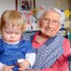 Barbara Ruisinger, hier mit ihrer Urenkelin Sarah, ist mit ihren 100 Jahren die älteste Bürgerin von Baar. 