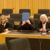 Der 20 Jahre alte Angeklagte zwischen seinen Rechtsbeiständen im Gerichtssaal in Münster.