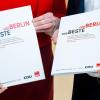 Die gedruckte Version des Koalitionsvertrags von CDU und SPD.