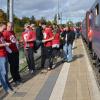 <p>Auswärtsfahrt mit Hindernissen: Bei der Hinreise musste der Sonderzug der AEV-Fans eine lange Zwangspause einlegen Im Schwenninger Stadion machten die Augsburger Anhänger im Gästeblock anfangs viel Stimmung, am Ende herrschte allerdings nur noch Frust vor.	</p>