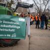 Bei einer Mahnwache vom Landesbauernverband Baden-Württemberg hängt ein Banner mit der Aufschrift „"Stark für Demokratie.