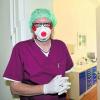 Zahnarzt Siegfried Weida zieht bei bestimmten Behandlungen in seiner Praxis die FFP-Maske an. 