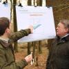 Die Ergebnisse zweier wissenschaftlicher Untersuchungen im Wald bei Walkertshofen hat Eric Thurm von der Technischen Universität München Bayerns Land- und Forstwirtschaftsminster Helmut Brunner (rechts) vorgestellt.