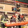 Mit einer Art Flaschenzug und einer Korbtrage probten die Feuerwehrleute in Lauingen die Rettung einer "Verletzten" vom Gerüst. Fotos: Veh