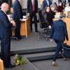 Susanne Hennig-Wellsow hat dem neuen Thüringer Ministerpräsidenten Thomas Kemmerich soeben einen Blumenstrauß vor die Füße geworfen und wendet sich ab.