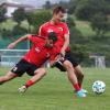 Zweikampf im Trainingslager: Marco Richter (oben) gegen Dong-Won Ji.