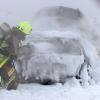 Vollständig ausgebrannt ist nach einem technischen Defekt ein Auto einer Familie auf der A8 auf Höhe Unterknöringen. Alle Personen kamen rechtzeitig aus dem Auto, die Feuerwehr löschte den Brand. 