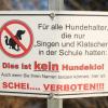 Schilder, wie dieses, werden in Rettenbach nicht aufgestellt. Dafür aber
wird für Hundehalter für das Nichtentfernen von Hundekot auf öffentlichen
Wegen und Plätzen künftig ein Bußgeld fällig.