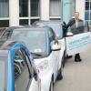 Robert Henrich, Projektleiter bei Daimler für Car2go, mit den weltweit ersten in Serie gefertigten Carsharing-Autos. Im Hintergrund der Sitz der Daimler-Firma TISS, die auf dem Eselsberg die Software entwickelte.  