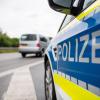 Ein bislang noch unbekannter Autofahrer ist nach einem Zusammenstoß vom Unfallort geflohen. 