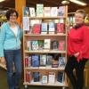 Die Büchereileiterin Petra Scola (rechts) und die Mitarbeiterin Jutta Winken zeigen die Bestseller, die die Bücherei Kissing derzeit zur Ausleihe anbietet. 	