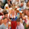 Solche Bilder gibt es dieses Jahr nicht: Wegen Corona fällt das Münchner Oktoberfest aus. Wir suchen Erinnerungen von Ihnen an die Wiesn und andere zünftige Oktoberfestabende. 	