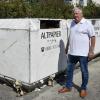 Fritz Hammrich ist genervt vom Lärm, den Nutzer des Containerplatzes in der Isidor-Hipper-Straße in Landsberg verursachen, die außerhalb der Einwurfzeiten ihren Müll entsorgen. 