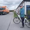 Roland Wagner aus Hofstetten kämpft sich mit seinem Rad durch den Durchgangsverkehr. 