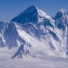 Schon aus dem Flugzeug ist sie gigantisch: Die Aussicht auf den Mount Everest, den höchsten Berg der Welt. Auch Menschen aus der Region haben ihn schon bezwungen.
