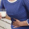 Milch oder Milchprodukte können bei Menschen mit Laktoseintoleranz Bauchschmerzen oder Verdauungsprobleme hervorrufen. 