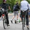 Es wird noch enger in den Städten: E-Tretroller konkurrieren mit Autos, Radfahrern und Fußgängern.