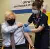 Premier Boris Johnson ließ sich öffentlichkeitswirksam mit AstraZeneca impfen. 