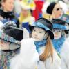 Als die Windböen gestern beim Rosenmontagsumzug in Burgau durch die Straßen fegten, mussten die Mädchen der Kindergarde der Offonia ihre Hüte festhalten.  	